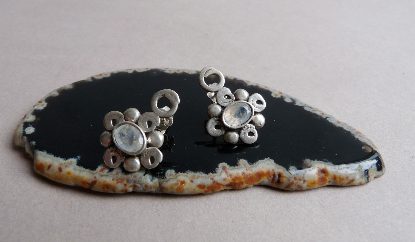 Maansteen knopjes oorbellen – handgemaakte zilveren oorbellen met facet geslepen Maansteen