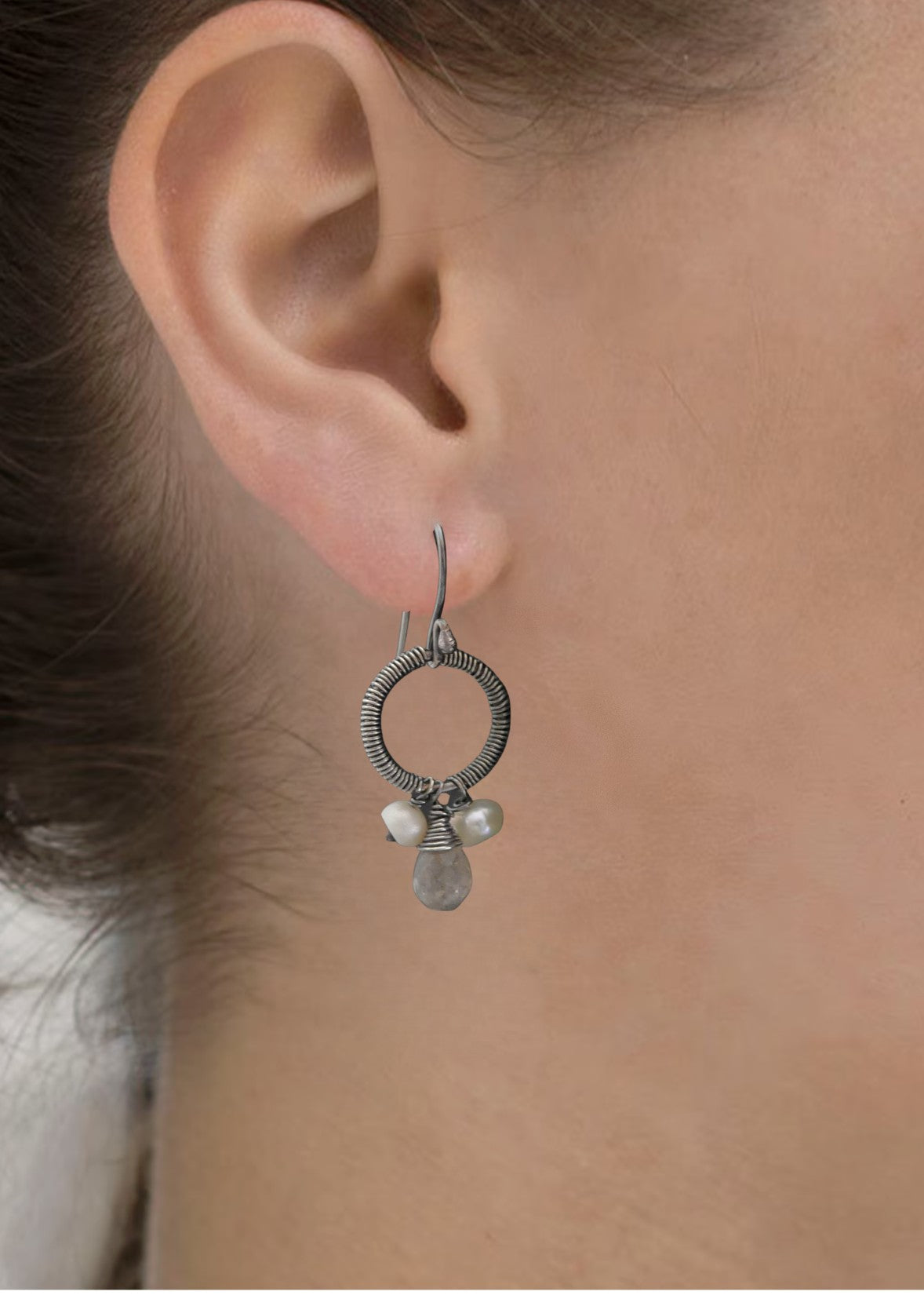 Tijdloze bruidsoorbellen in zilver met Parels en Labradoriet