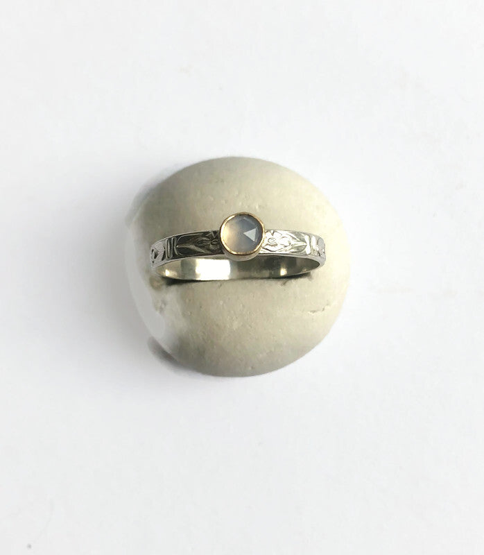 Sieraden uit Enkhuizen, zilveren ring met Chalcedoon