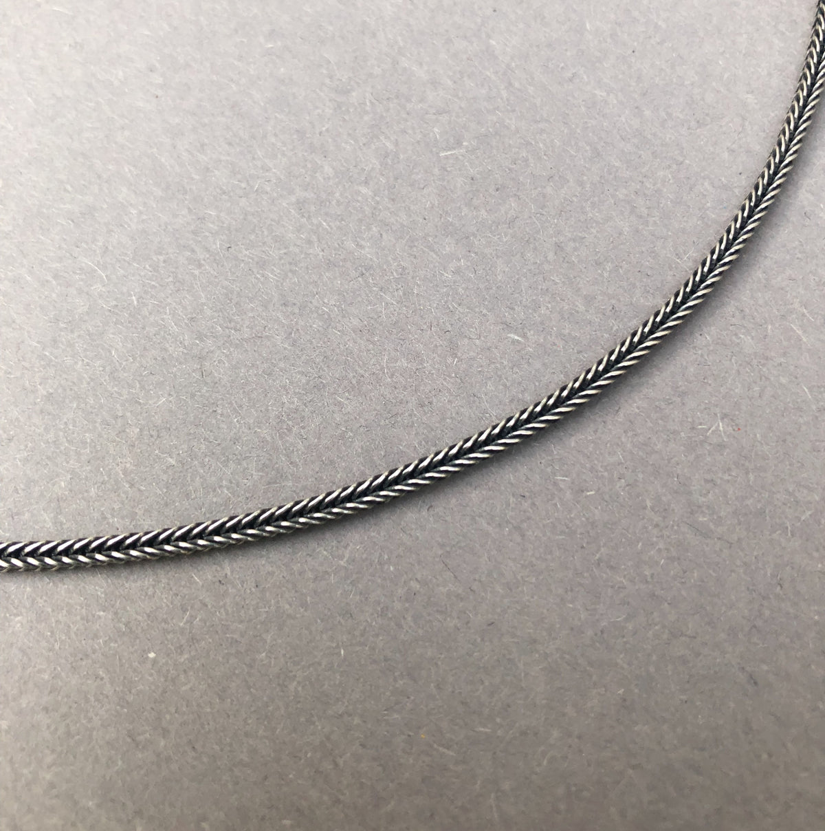 Detailansicht einer geflochtenen Fuchsschwanzkette aus 925er Silber für Männer