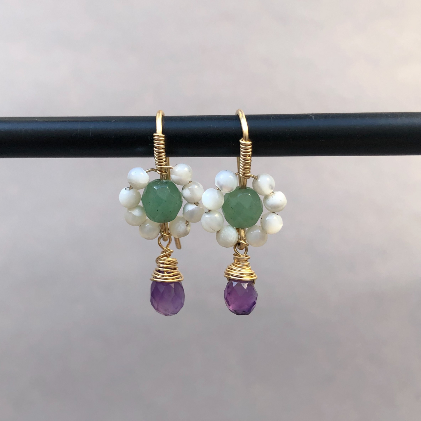 Goldfilled oorbellen met Amethyst en Aventurijn – handgemaakte sieraden met bloemdetail