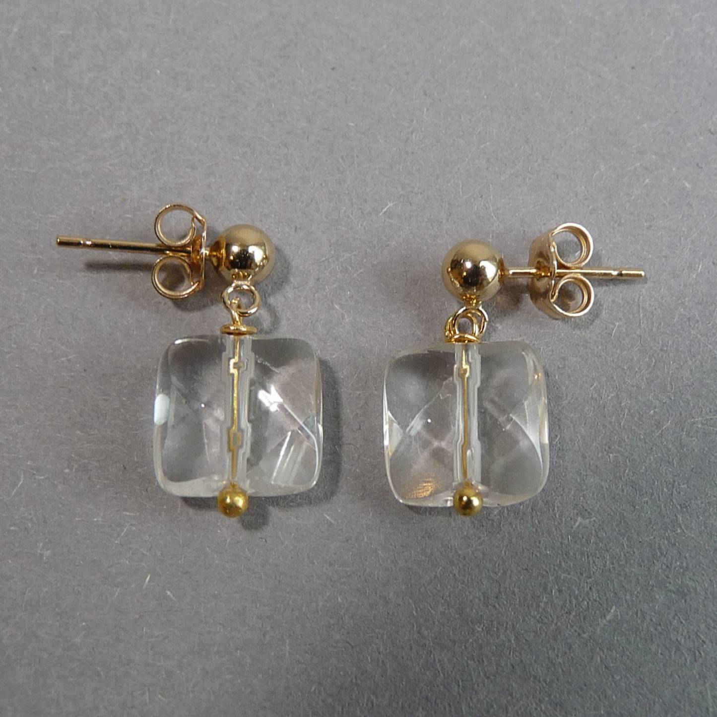 Kleine gold filled oorknopjes met Bergkristal