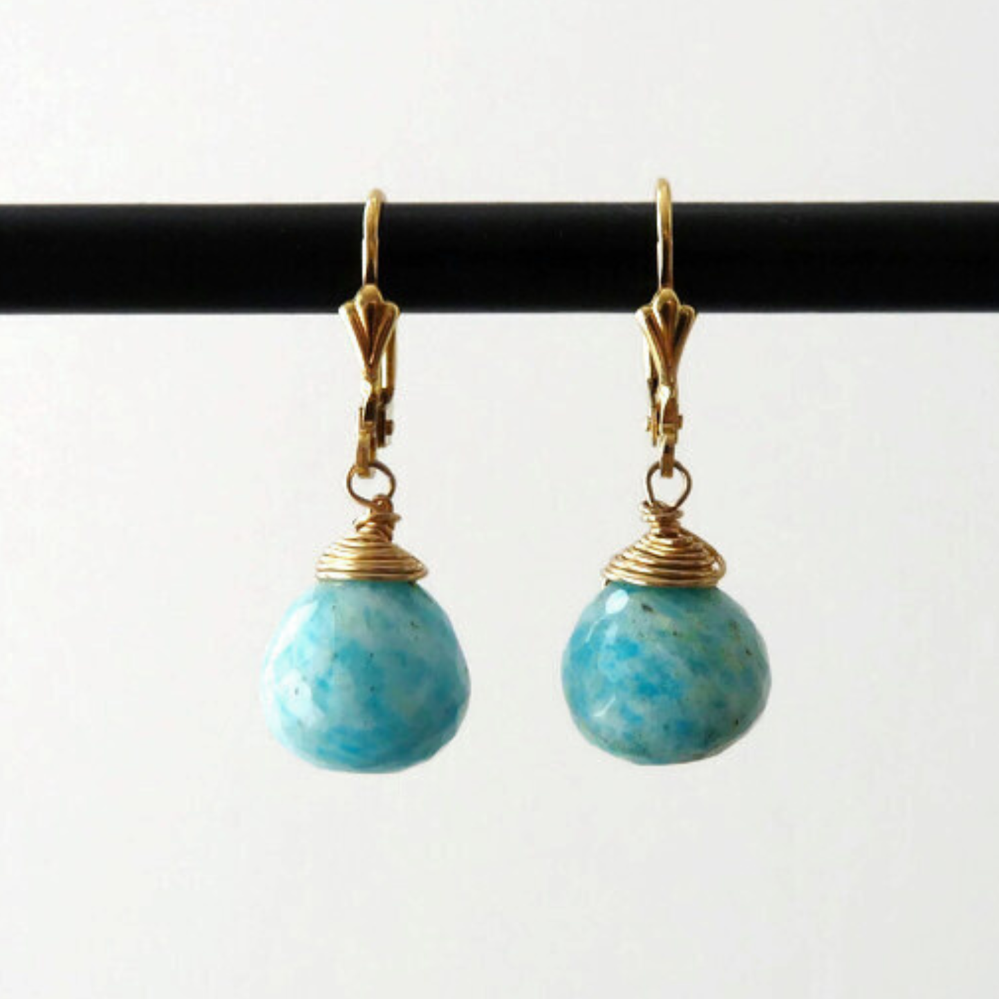 Gouden oorbellen met Amazoniet druppels – azuurblauwe statement oorbellen