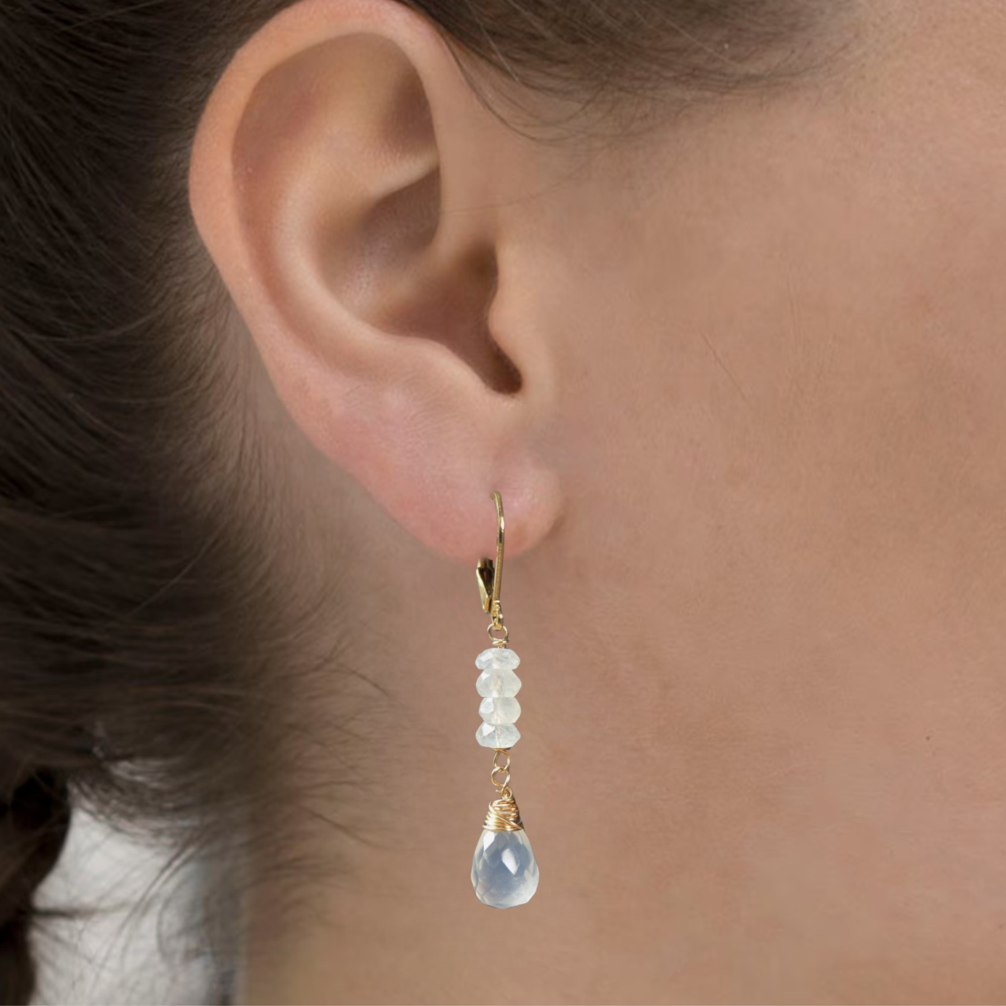 Gouden oorbellen met maansteen en chalcedoon druppels