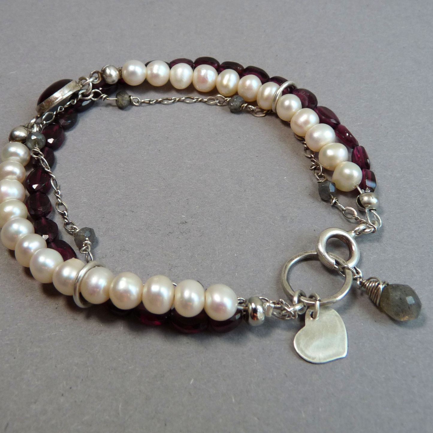 Parelarmband met Granaat en Labradoriet – Handgemaakte zilveren armband voor dames