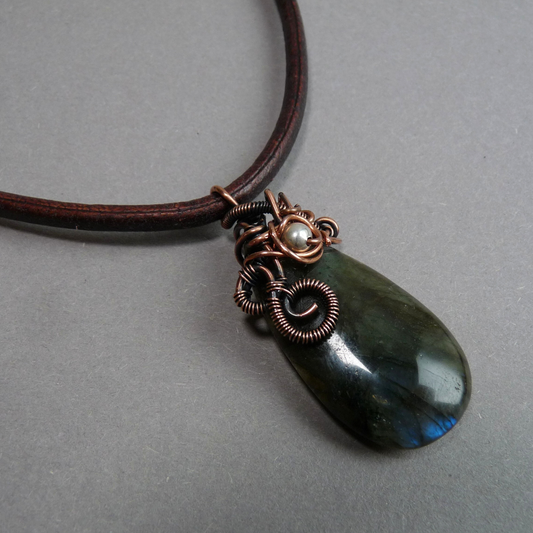 Halsketting voor heren met leren koord en edelsteen hanger – Labradoriet druppel