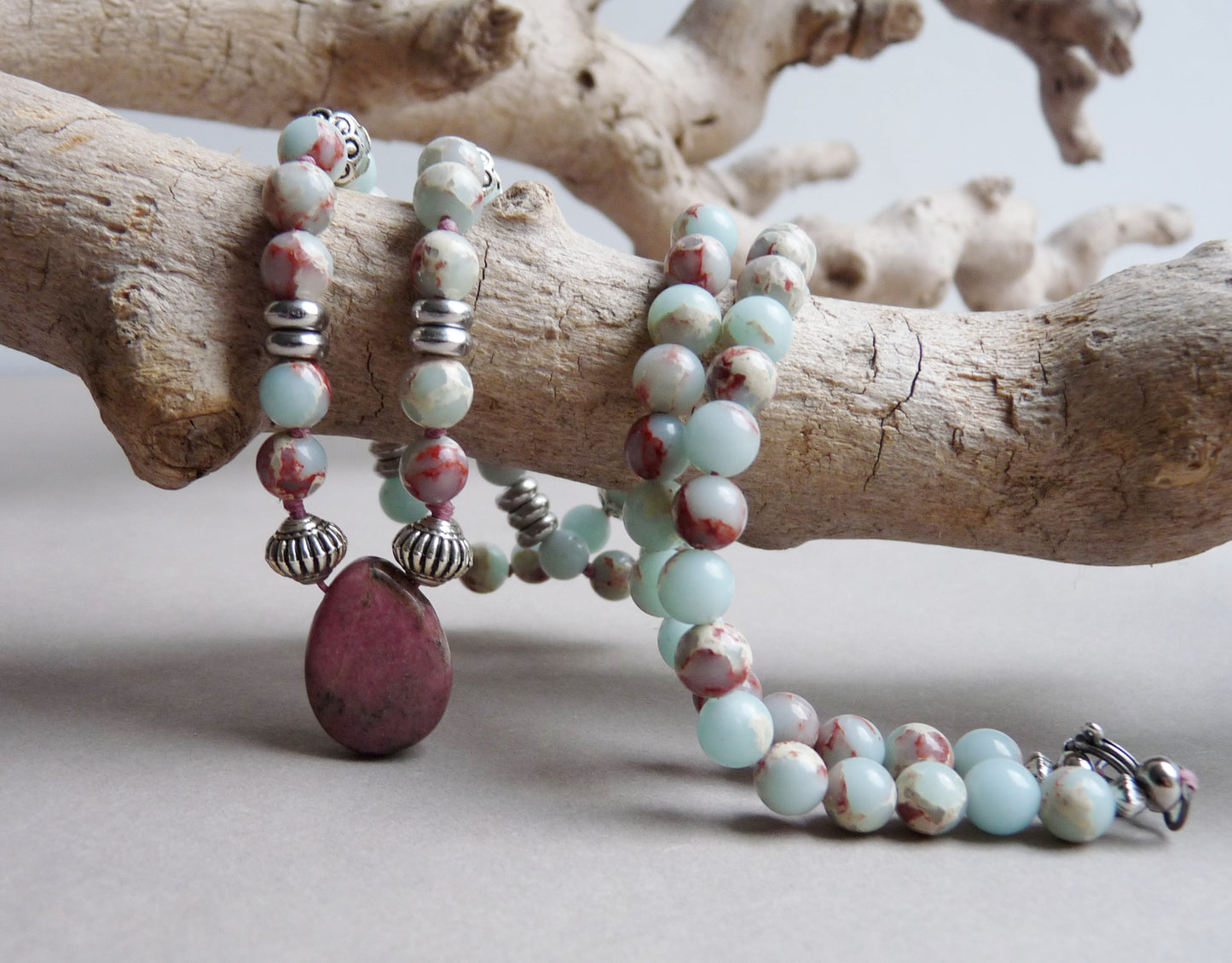Halsketting voor heren – heren ketting met Jaspis kralen en Rhodoniet hanger