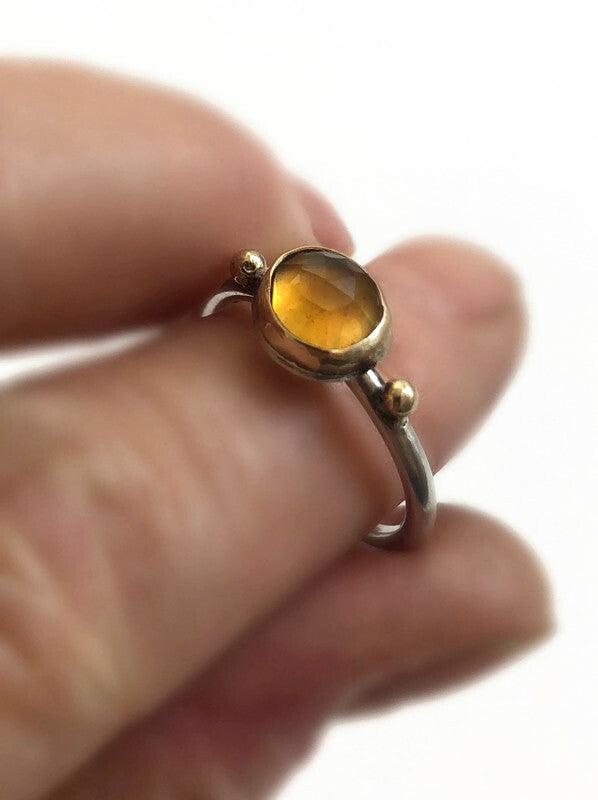 Close-up van de handgemaakte zilveren citrien ring om de details van het goud te tonen
