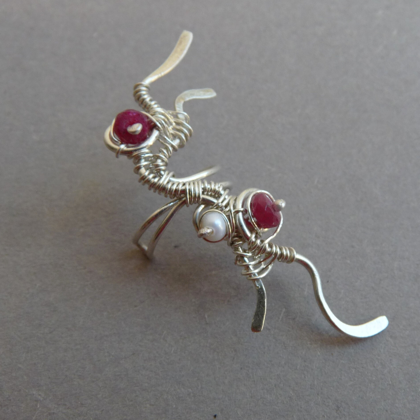 handgemaakte-zilveren-ear-cuff-robijn-parel