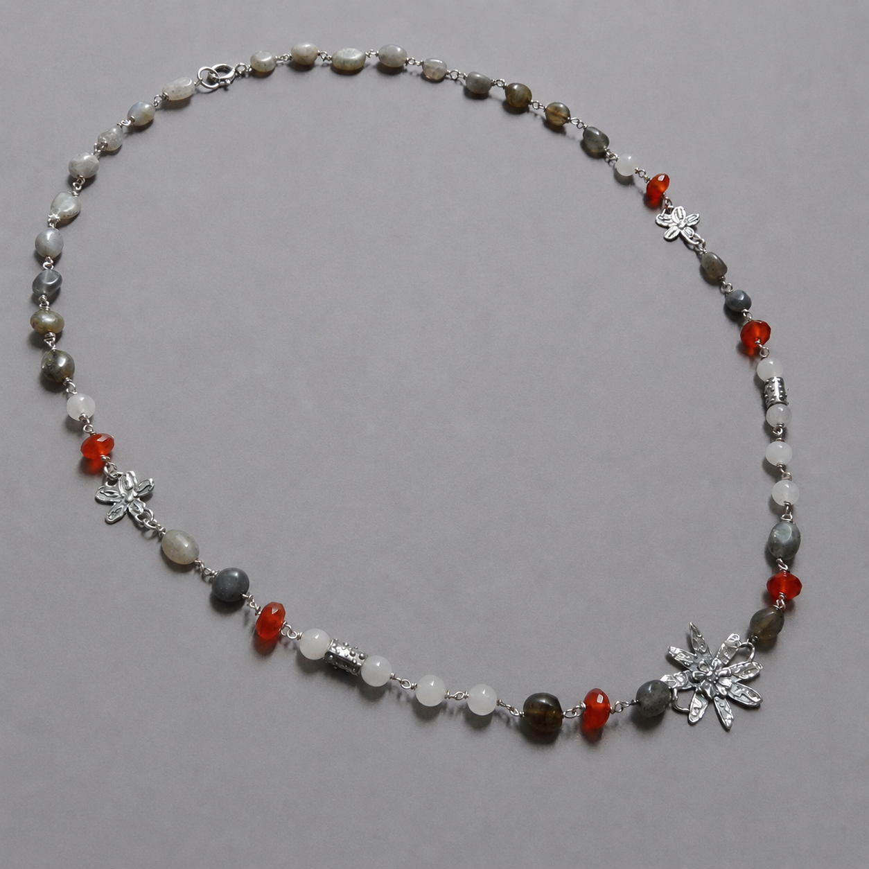 Handgemaakte zilveren edelsteen ketting met bloemen