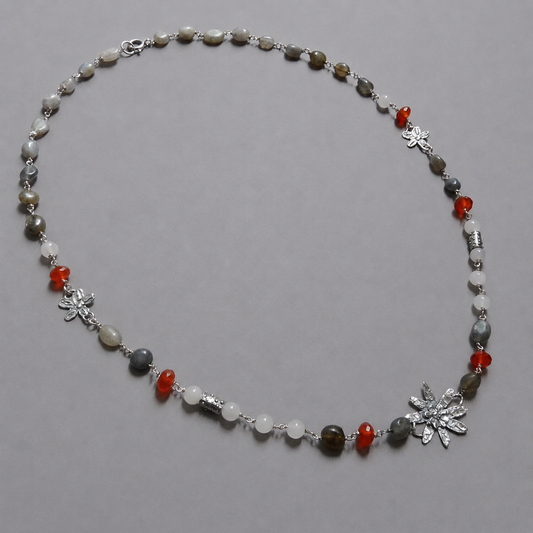 Handgemaakte zilveren edelsteen ketting met bloemen