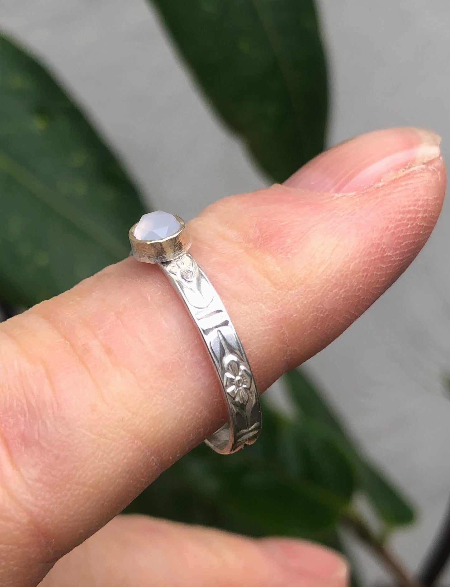 Sieraden uit Enkhuizen, zilveren ring met Chalcedoon