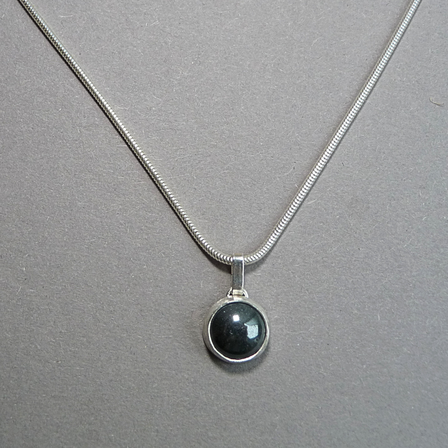 Zilveren heren ketting met Hematiet hanger – minimalistisch en handgemaakt