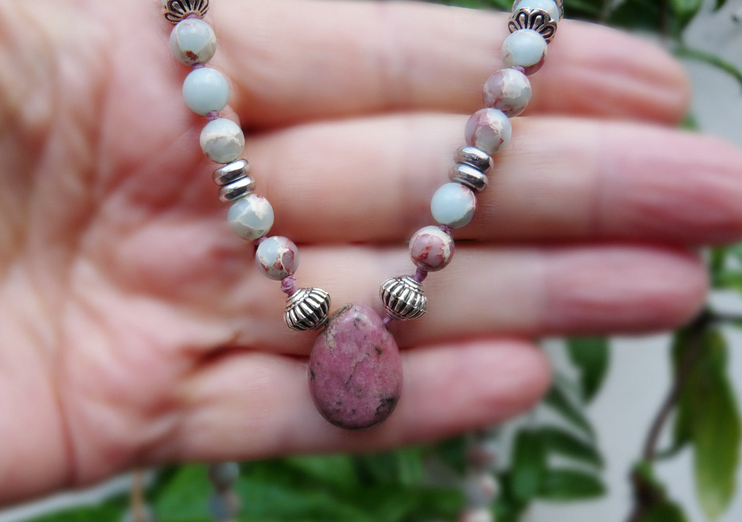 Halsketting voor heren – heren ketting met Jaspis kralen en Rhodoniet hanger