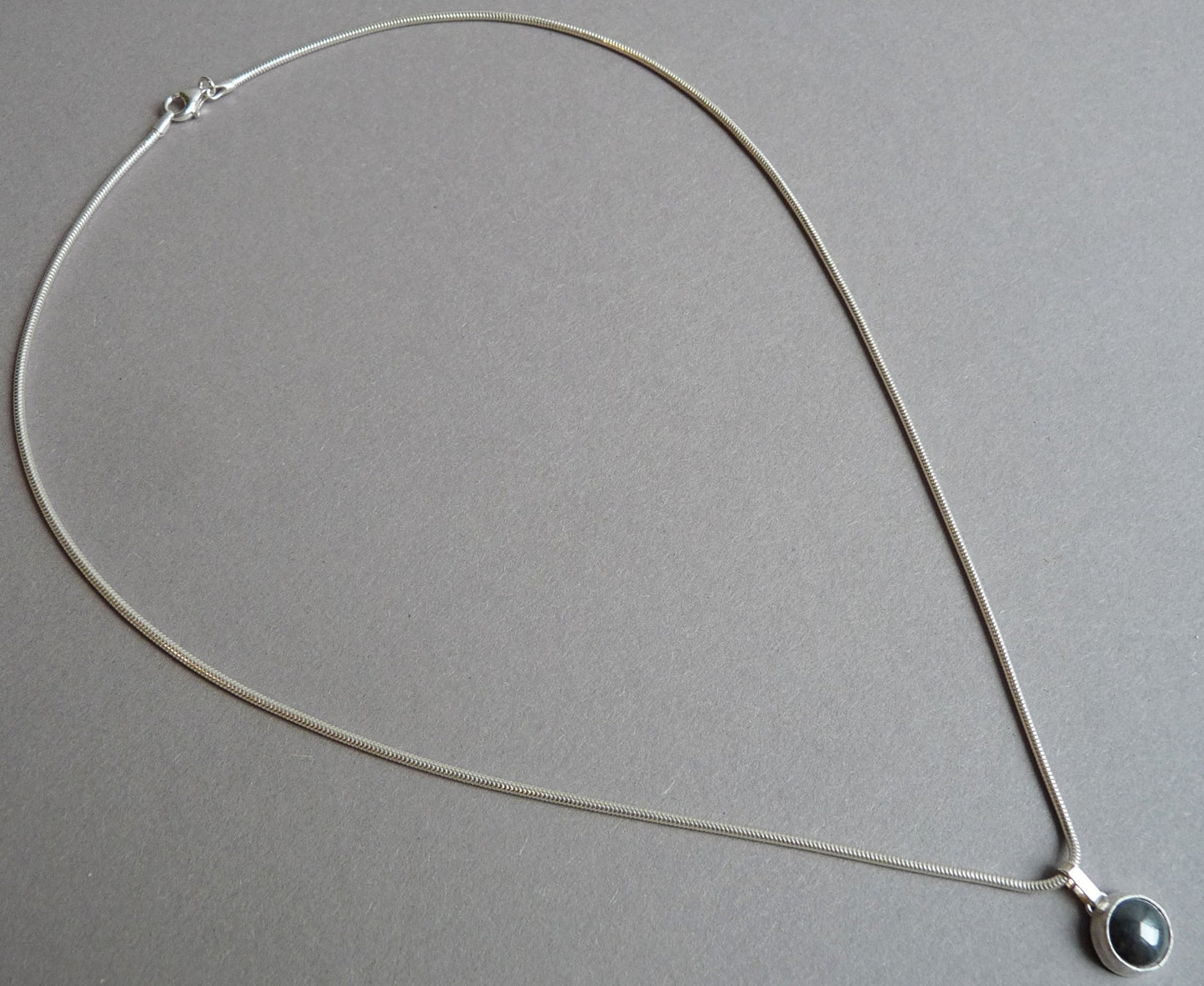 Zilveren heren ketting met Hematiet hanger – minimalistisch en handgemaakt