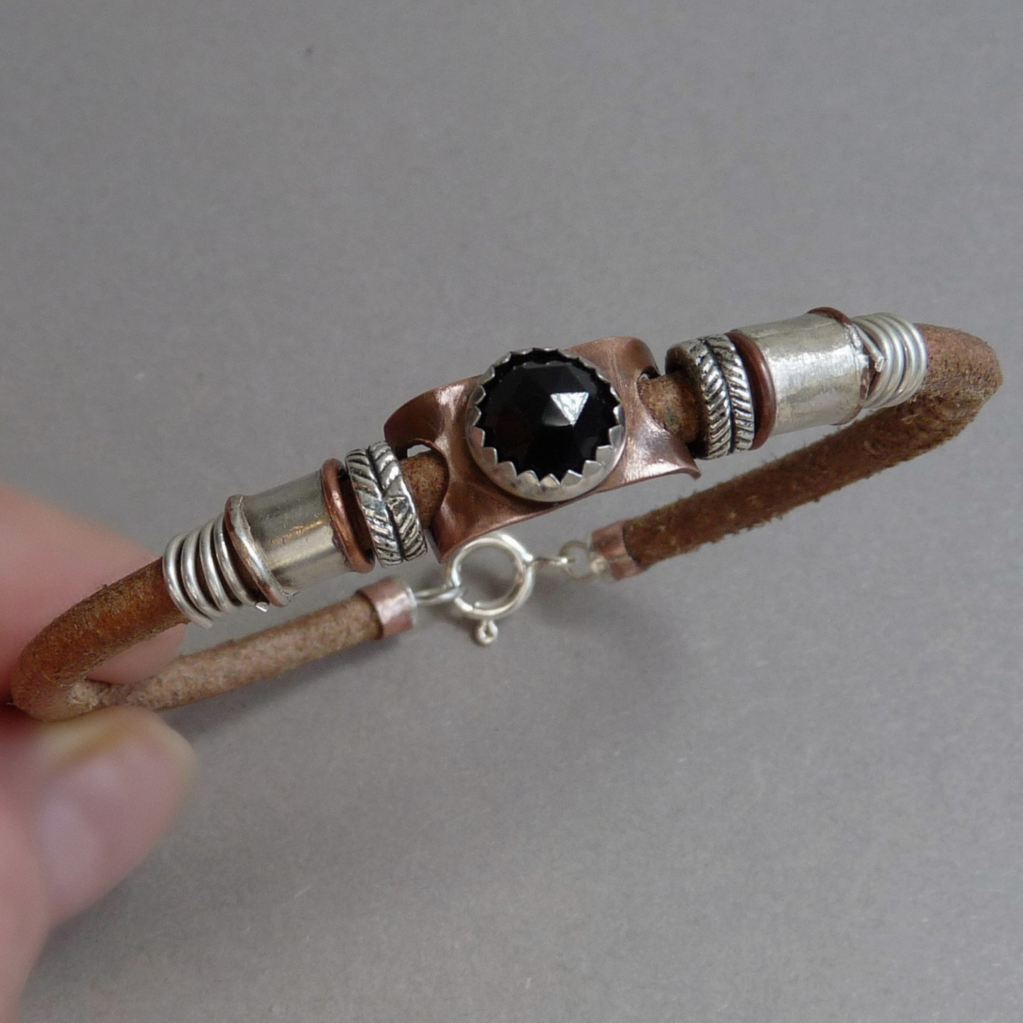 Handgemaakte leren heren armband met onyx, zilver en koper