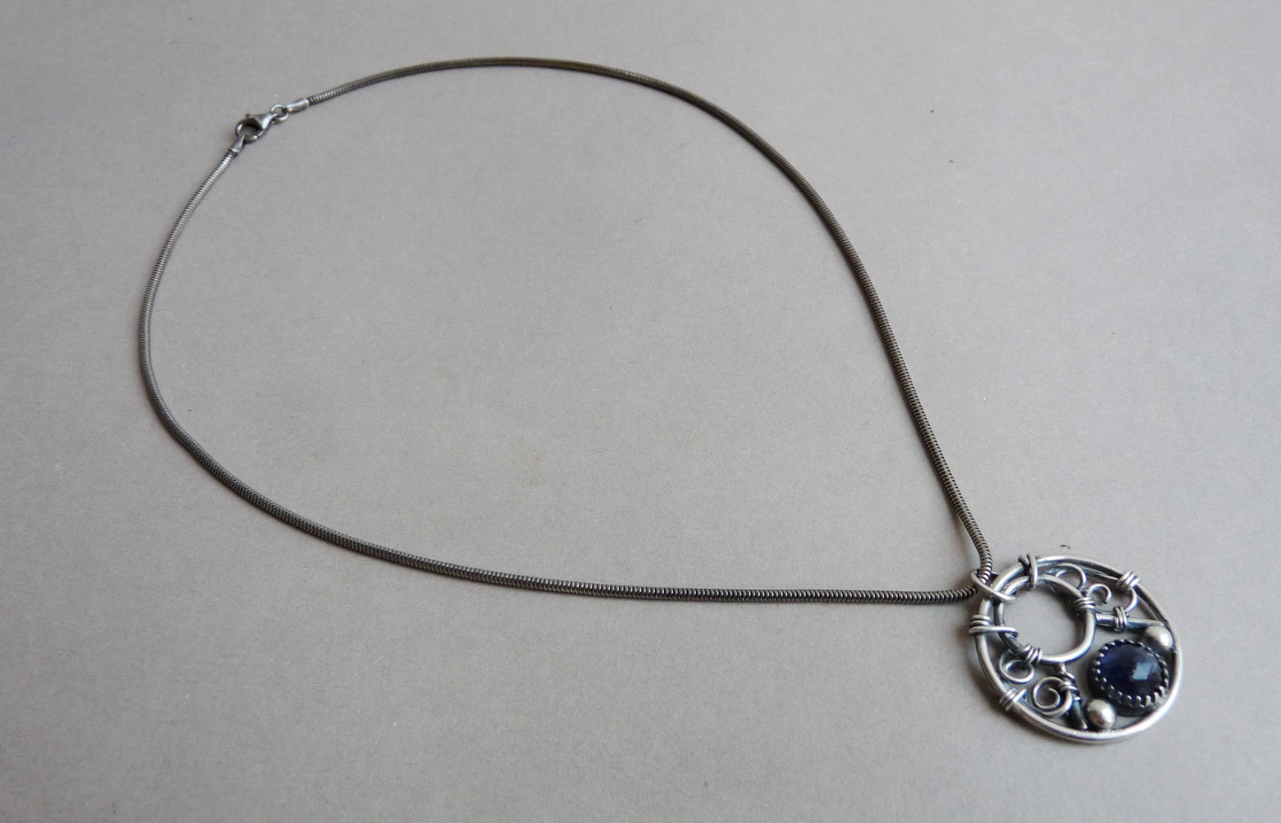 Zilveren ketting voor mannen met Ioliet – Handgemaakte heren ketting met natuursteen