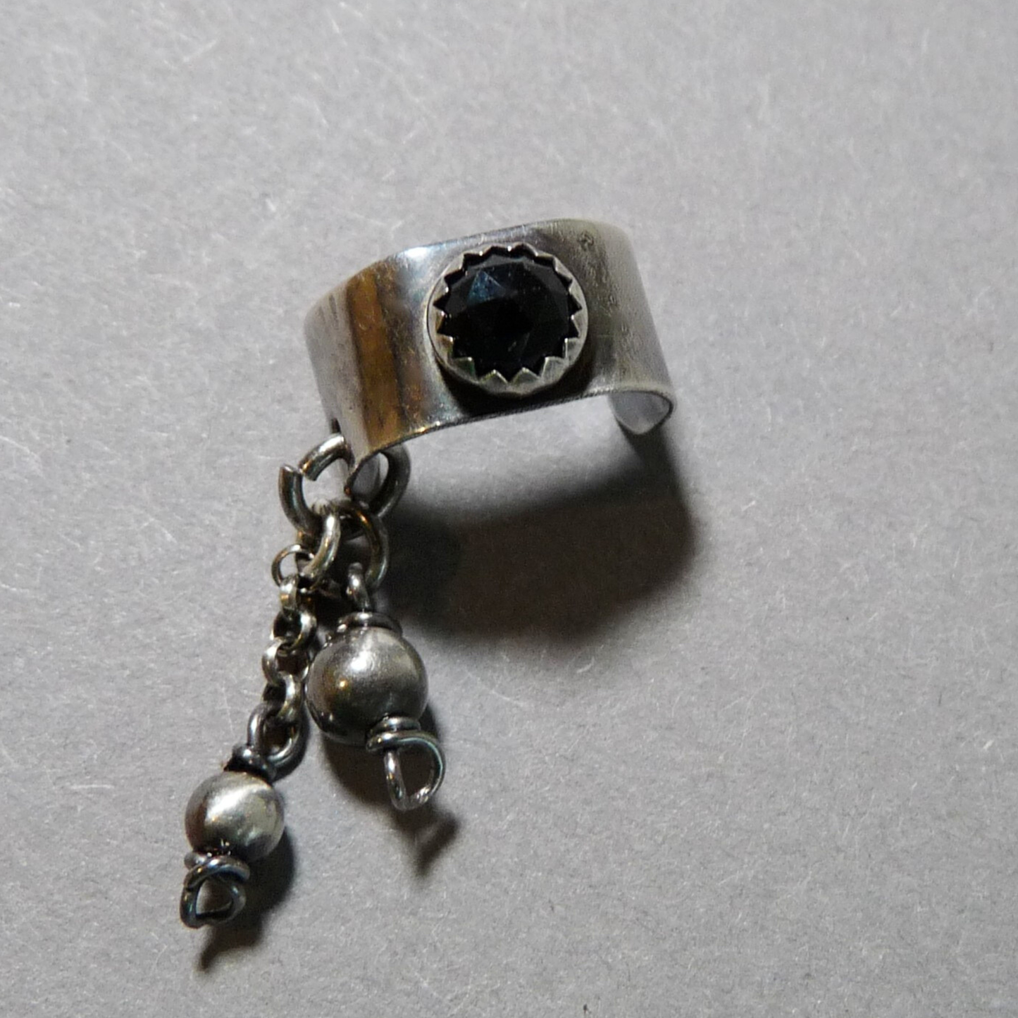 Heren ear cuff met kettinkje – stoer zilveren design