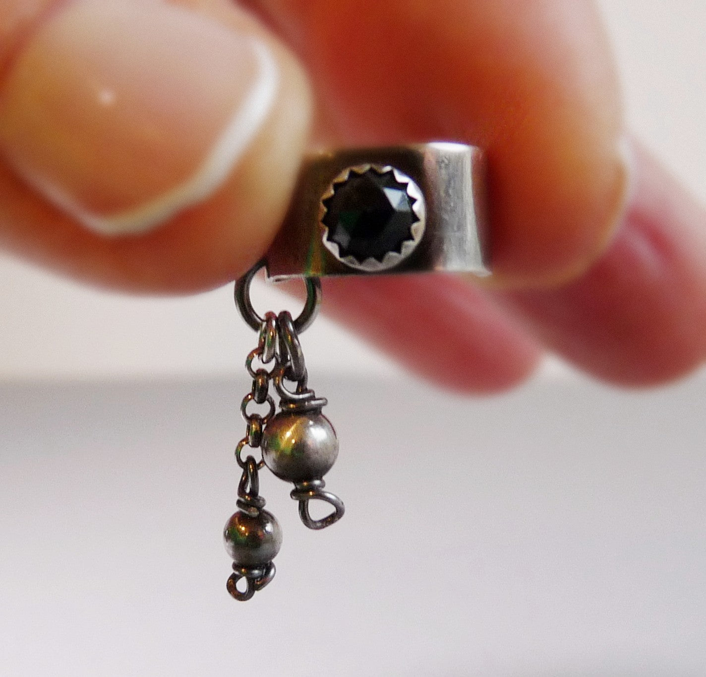 Heren ear cuff met kettinkje – stoer zilveren design