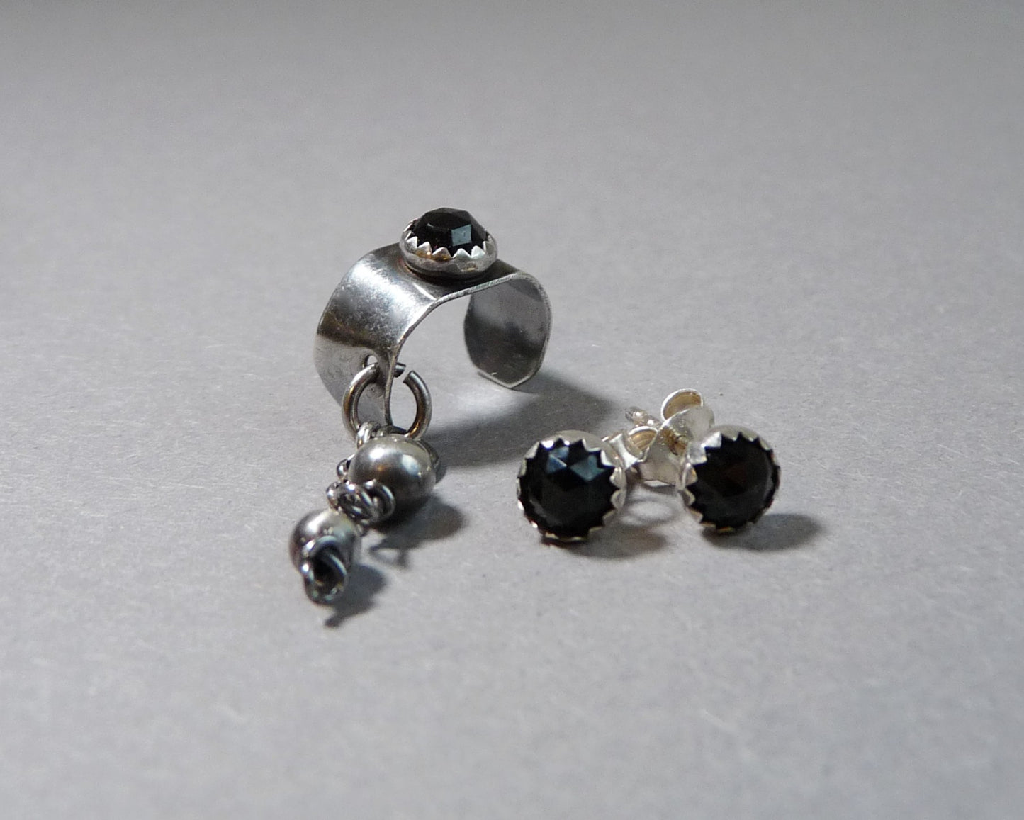 Heren ear cuff met kettinkje – stoer zilveren design