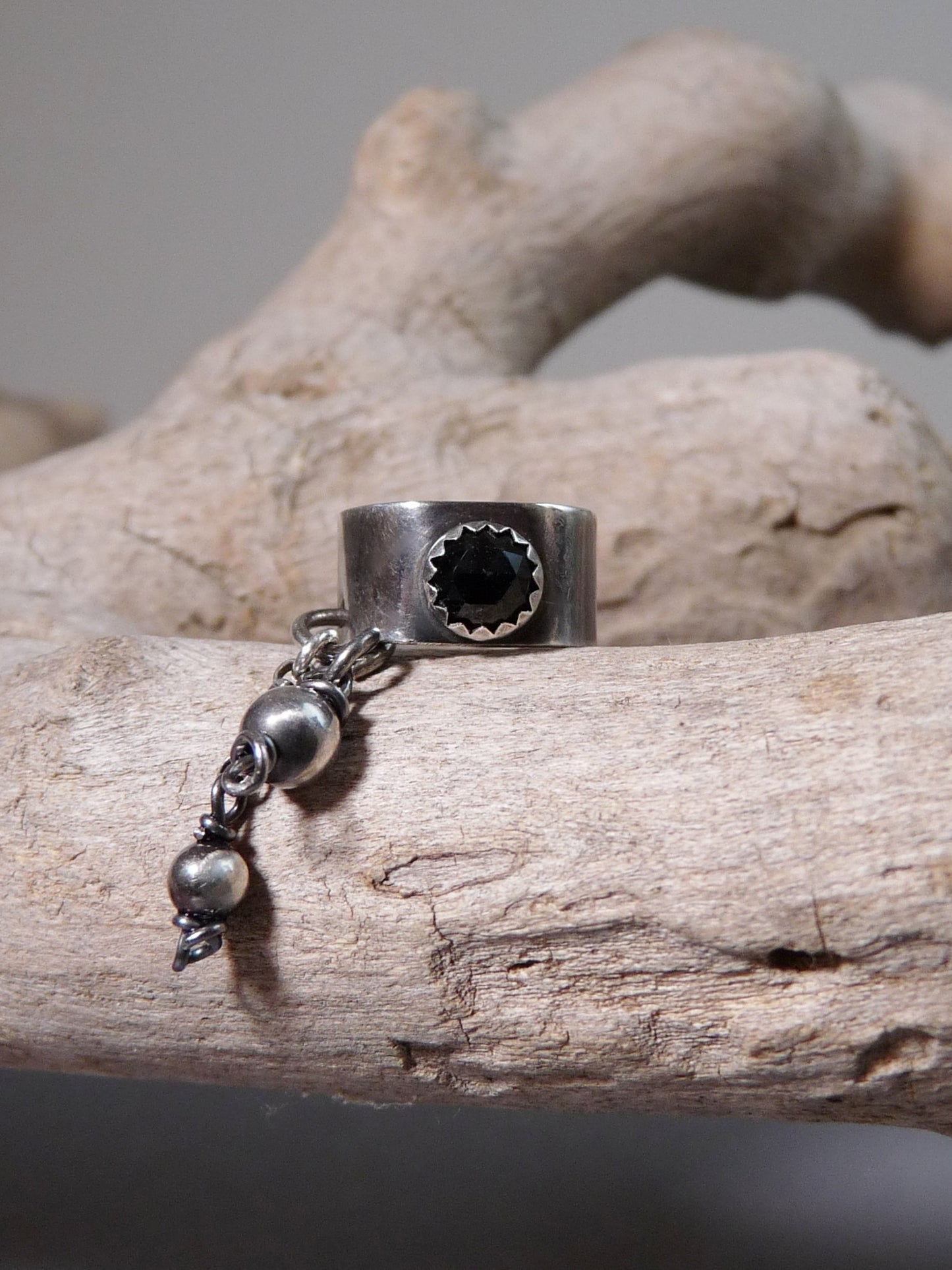Heren ear cuff met kettinkje – stoer zilveren design