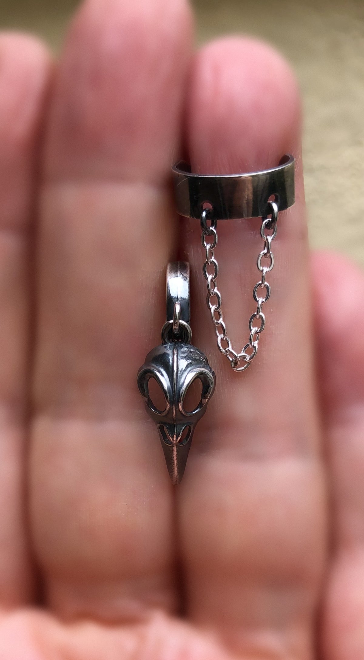 Handgemaakte zilveren heren oorcuff set met ketting en ravenkop