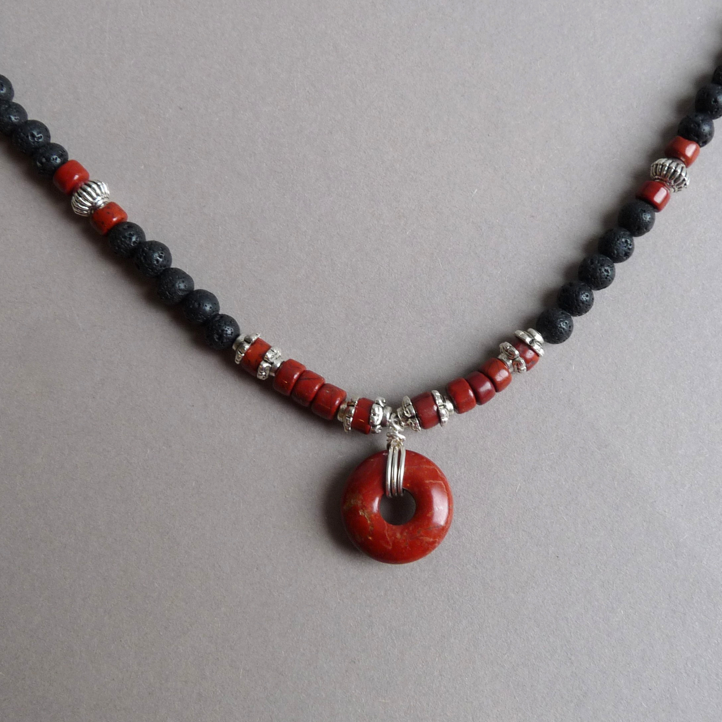 Herrenhalskette mit Naturstein – Roter Jaspis und Lava