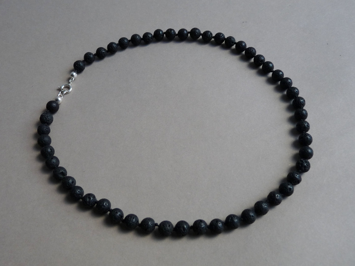 Heren ketting met Lava kralen – handgeknoopte natuurstenen ketting – zwarte ketting voor mannen