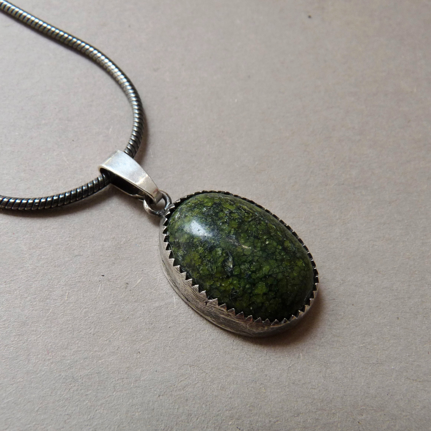 Zilveren herenketting met groene Serpentijn hanger – handgemaakt en stoer