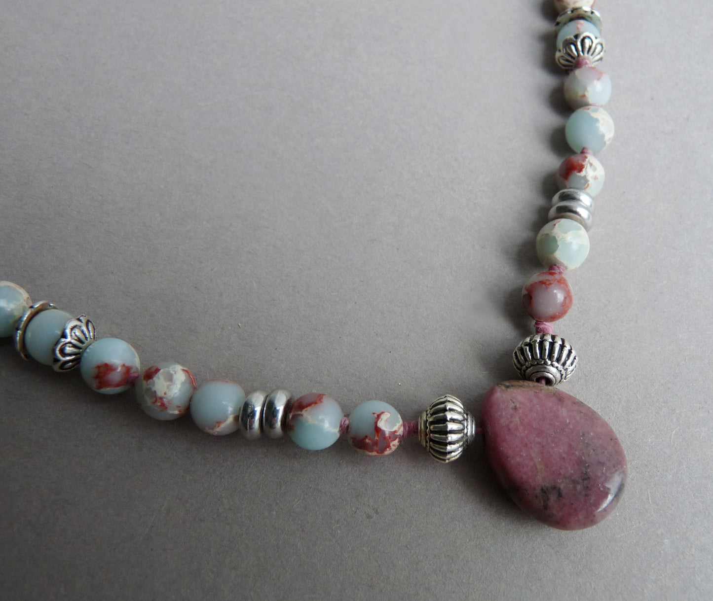 Halsketting voor heren – heren ketting met Jaspis kralen en Rhodoniet hanger