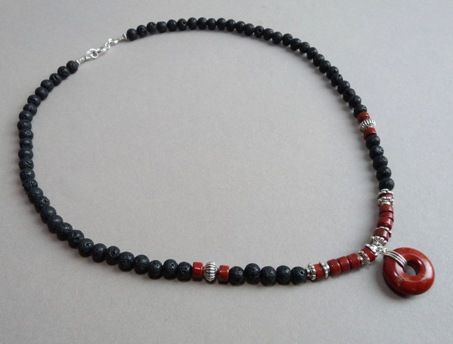 Herrenhalskette mit Naturstein – Roter Jaspis und Lava