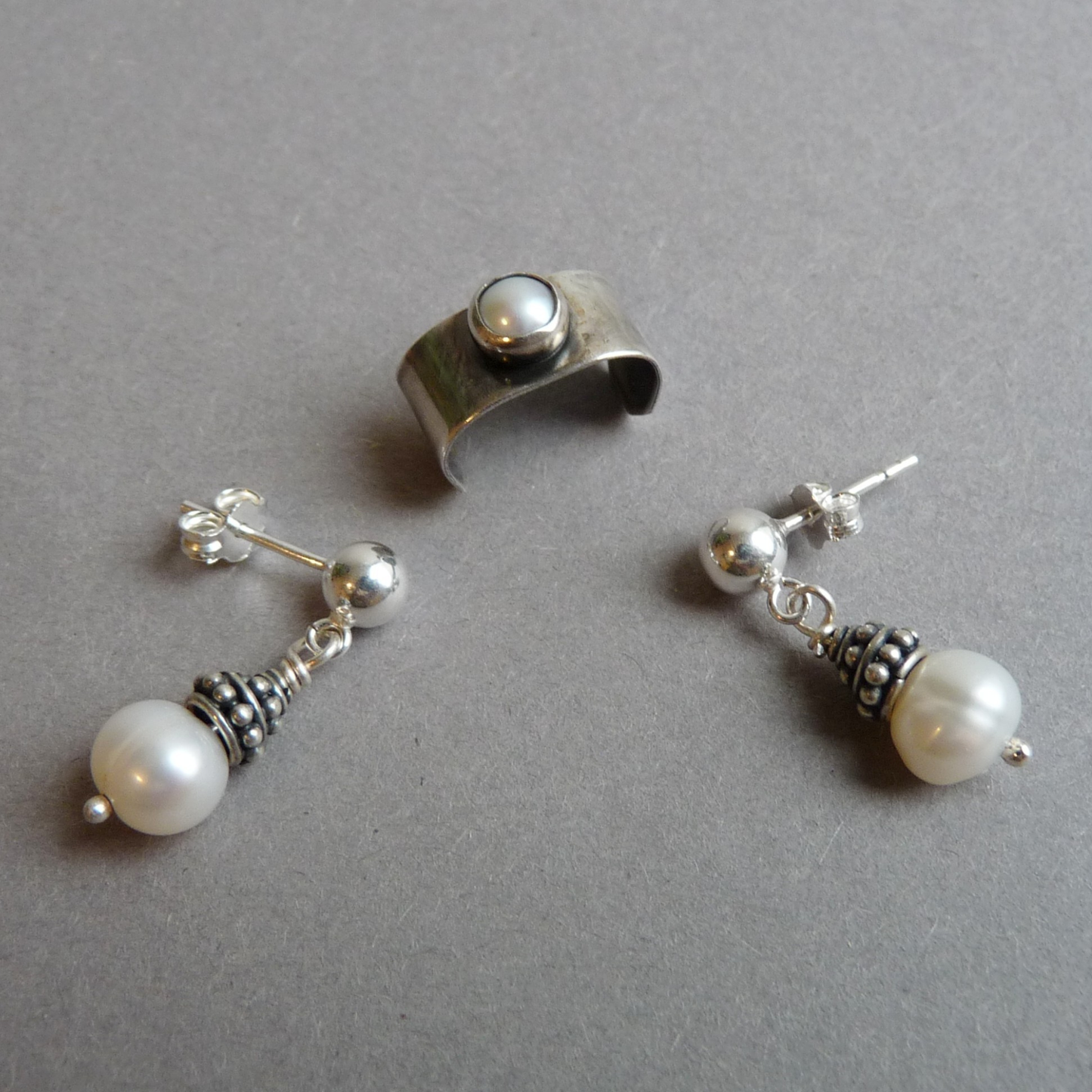 Silberne Herrenohrringe – Herren-Ohrstecker mit Perle (jeweils)