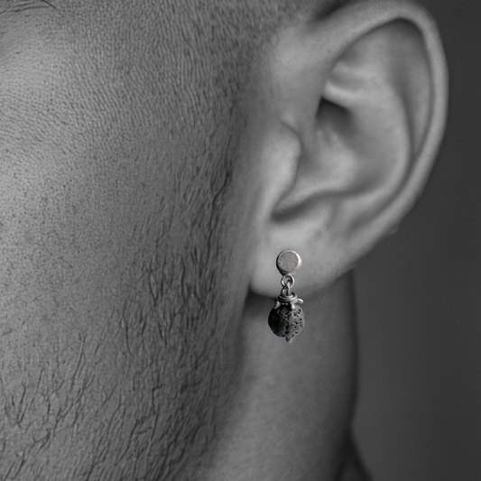 Stoere heren oorknopjes – ruw zilver studs met Lava • Raw Silver Line