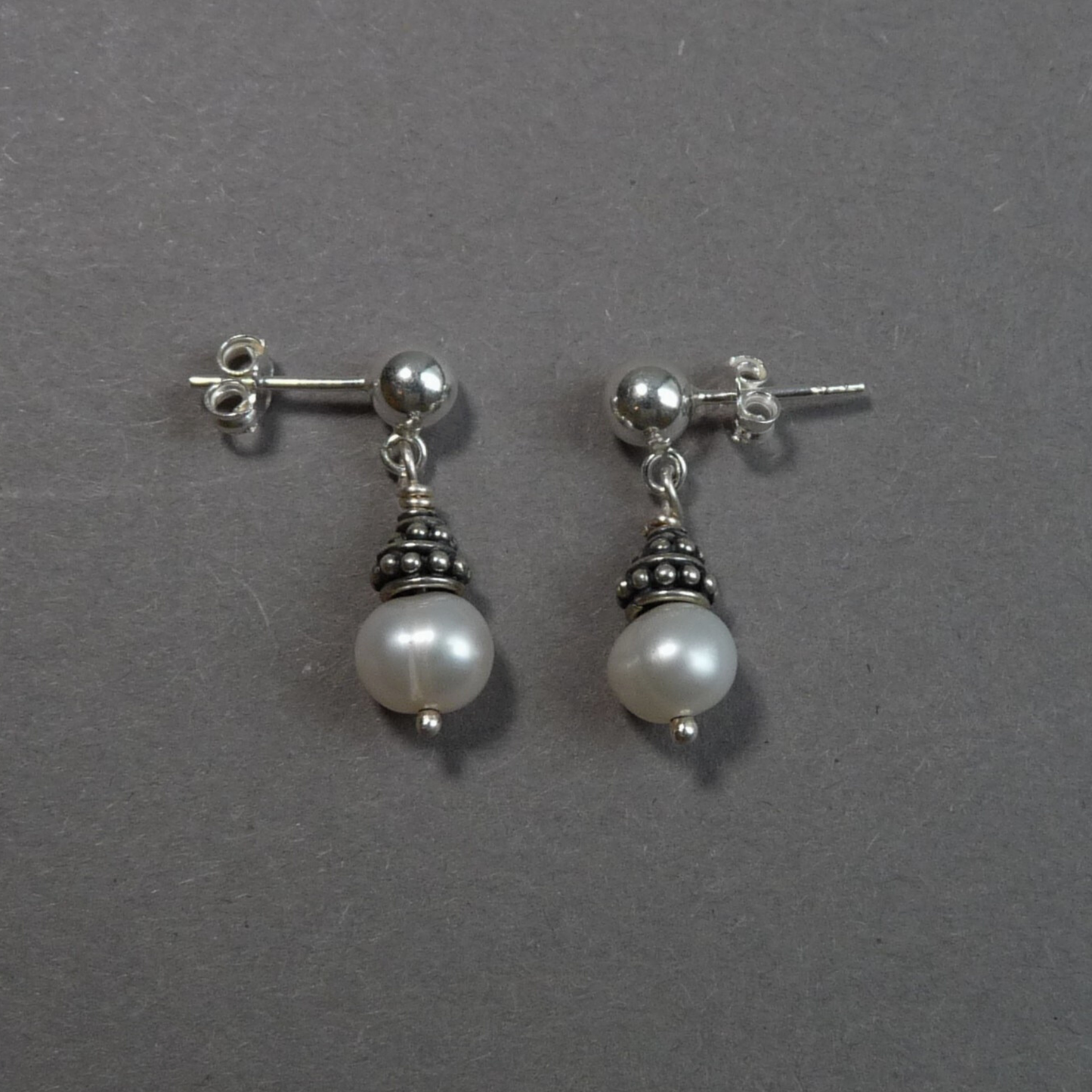 Silberne Herrenohrringe – Herren-Ohrstecker mit Perle (jeweils)