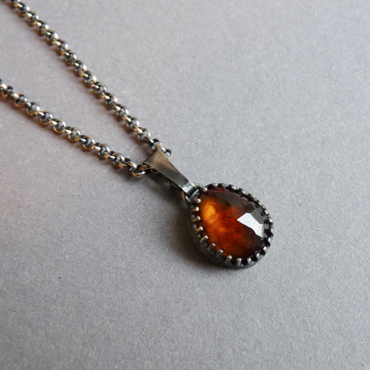 Edelsteen ketting voor heren met Hessoniet