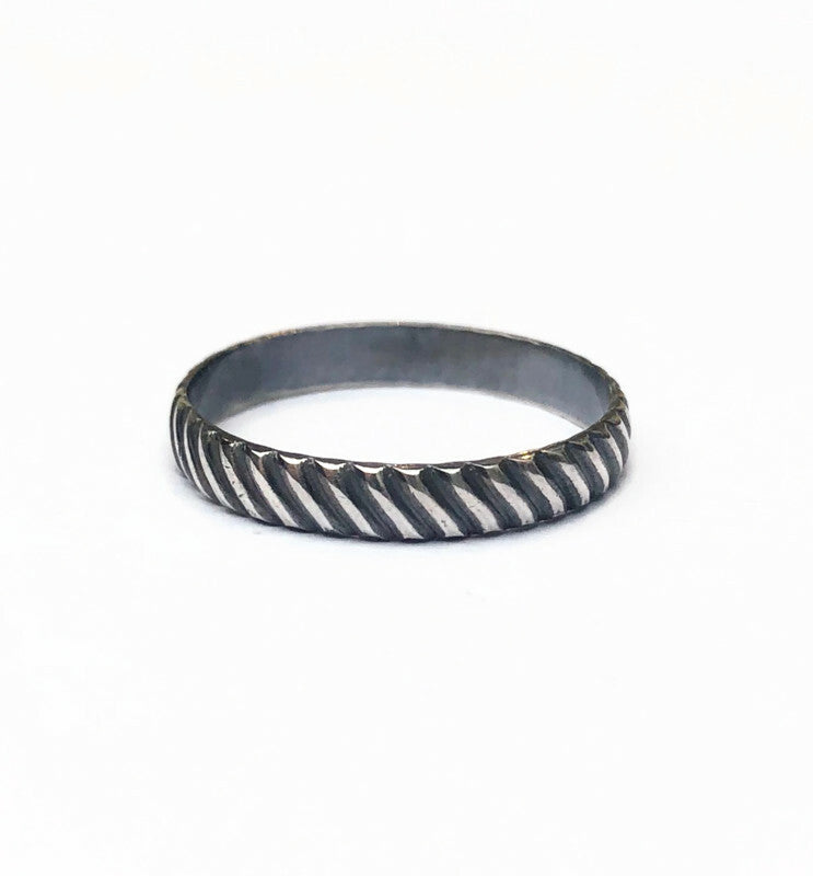 Silver men's ring with diagonal pattern