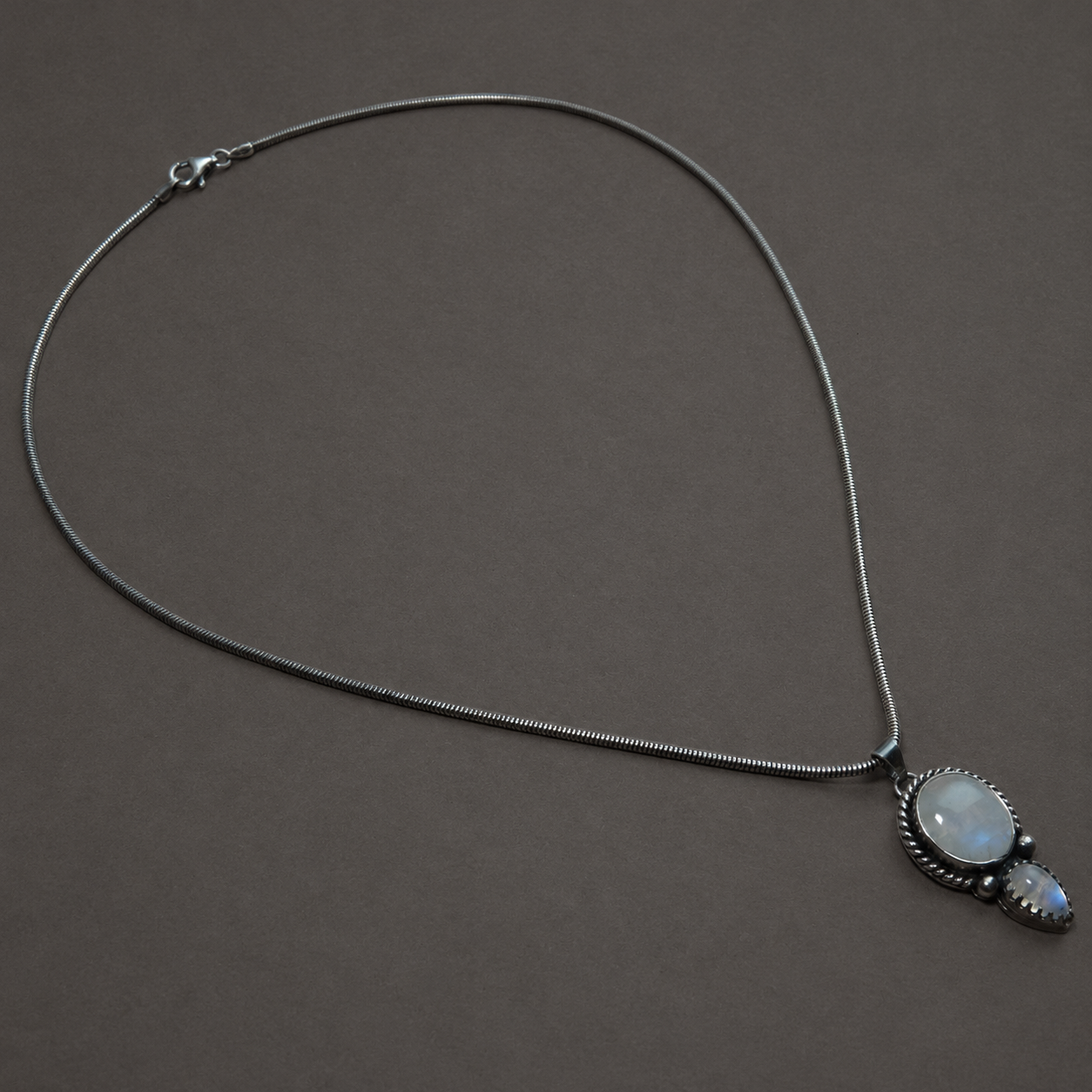 Maansteen hanger ketting voor dames – regenboog maansteen