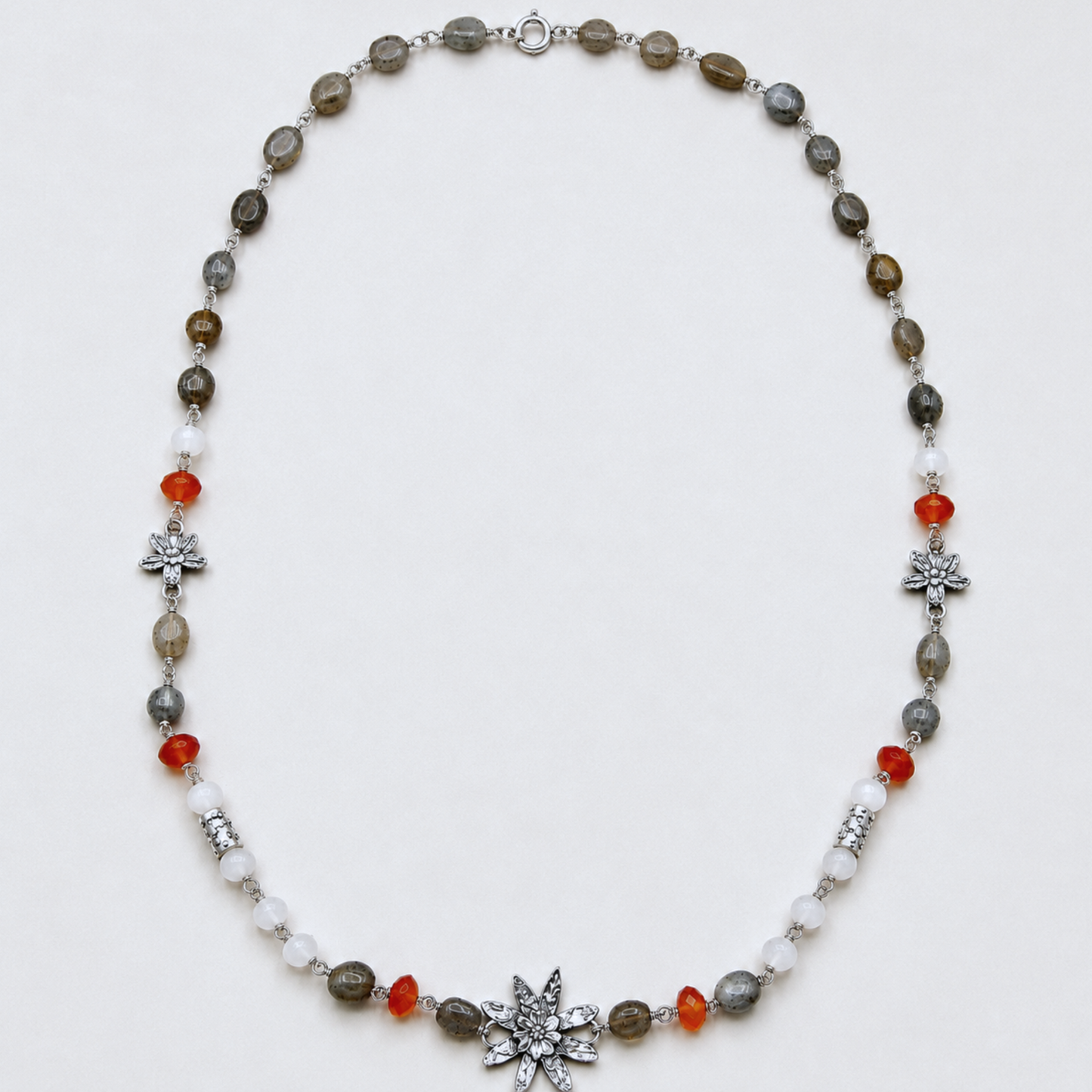 Handgemaakte zilveren edelsteen ketting met bloemen