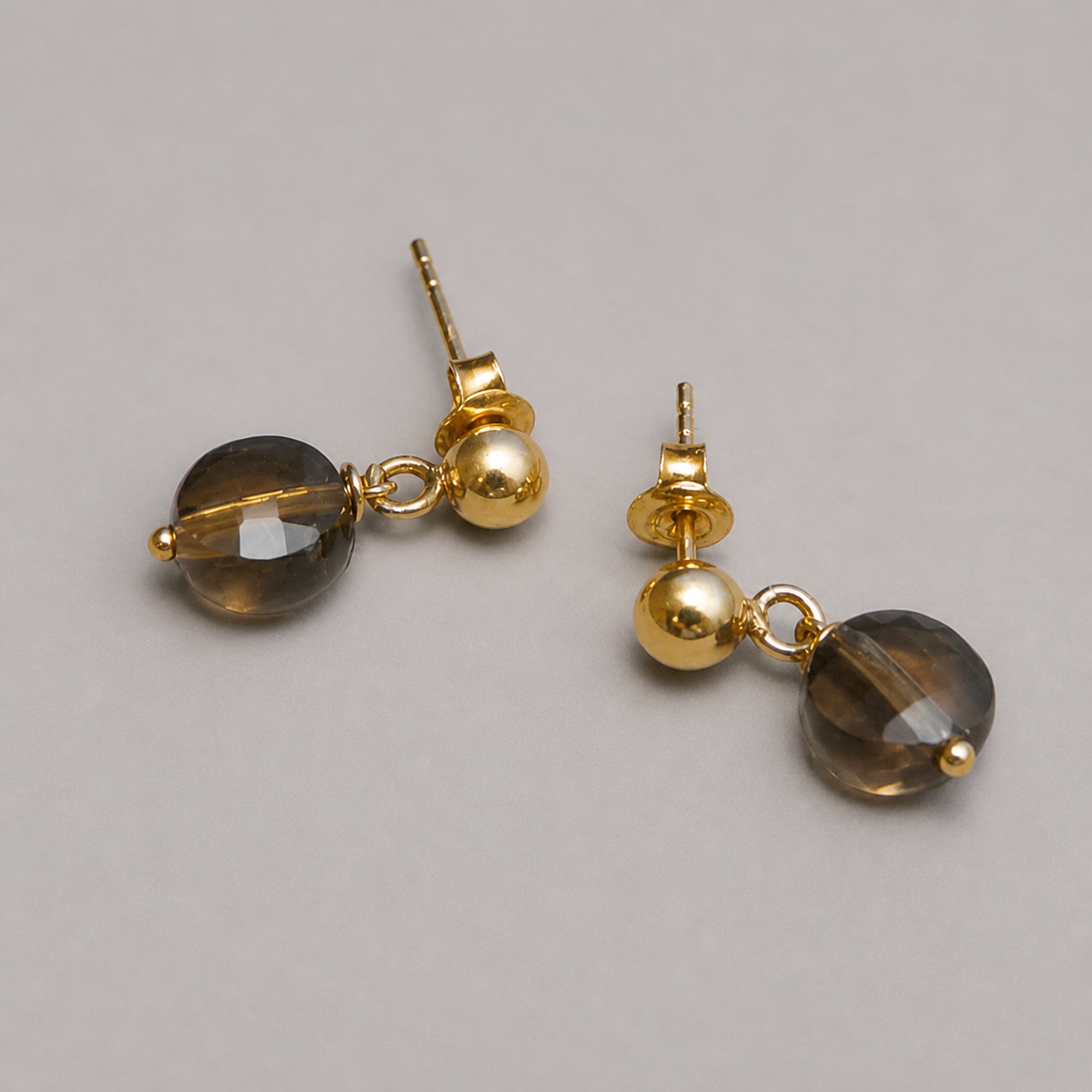 14k goldfilled oorknopjes met rookkwarts – elegante kleine oorbellen