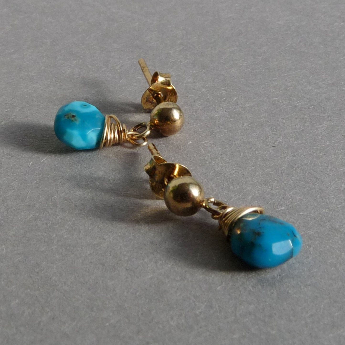 14k Goldfilled oorknopjes met Turquoise druppeltje