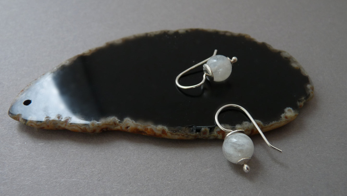 Zilveren maansteen oorbellen – elegante handgemaakte oorbellen