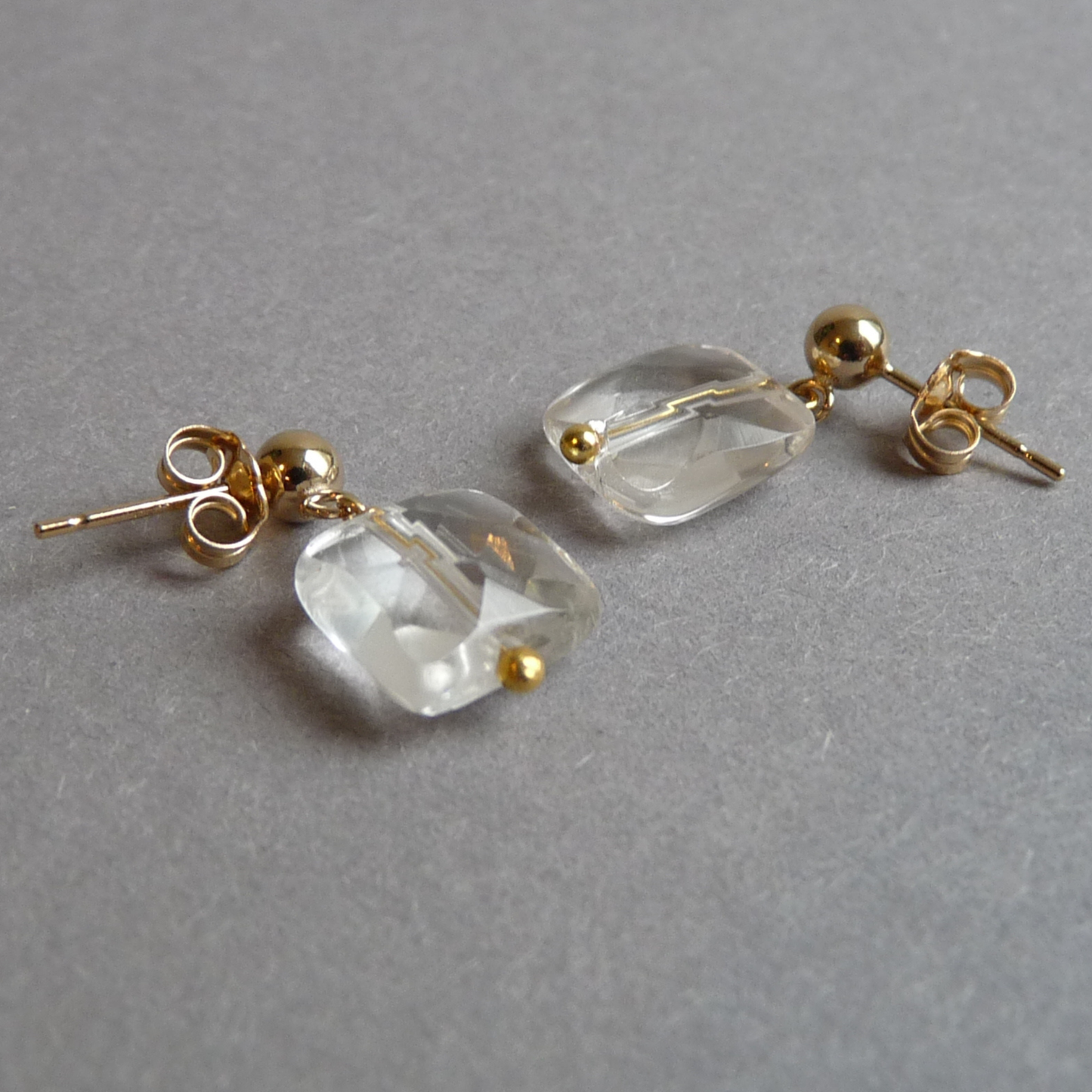 Kleine gold filled oorknopjes met Bergkristal