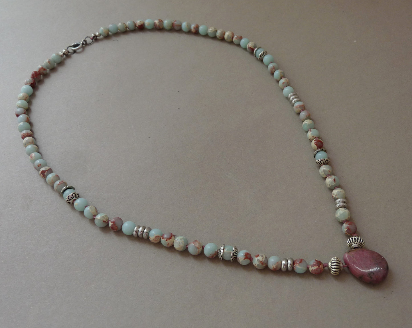 Halsketting voor heren – heren ketting met Jaspis kralen en Rhodoniet hanger