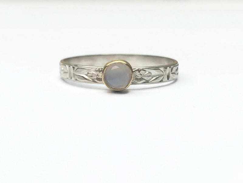 Sieraden uit Enkhuizen, zilveren ring met Chalcedoon