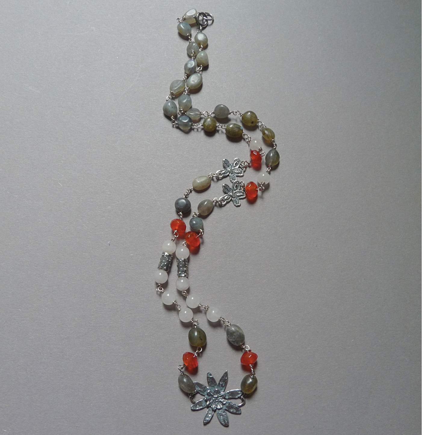 Handgemaakte zilveren edelsteen ketting met bloemen