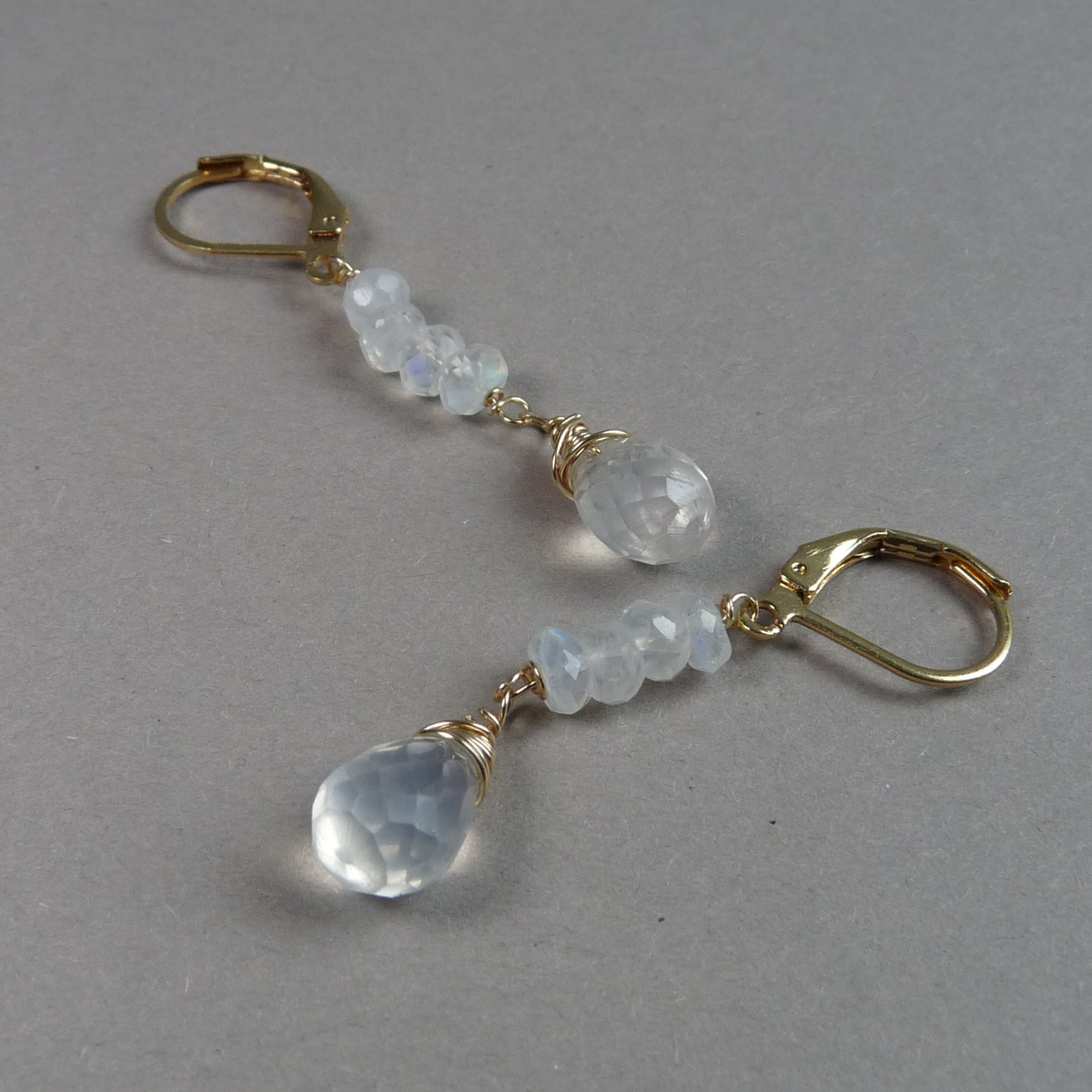 Gouden oorbellen met maansteen en chalcedoon druppels