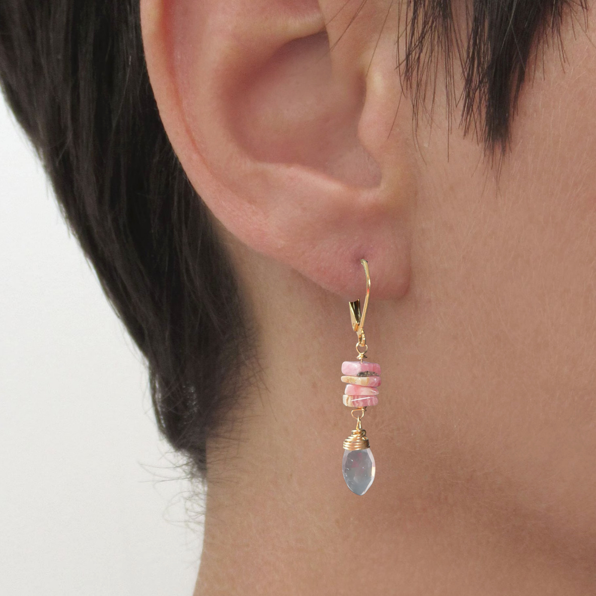 Lange hangende roze oorbellen met facetgeslepen rozenkwarts briolettes