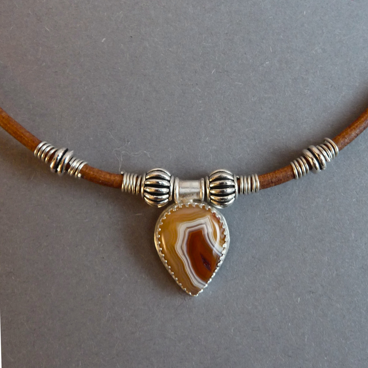 Halsketting voor dames – leren koordketting met Botswana Agaat hanger