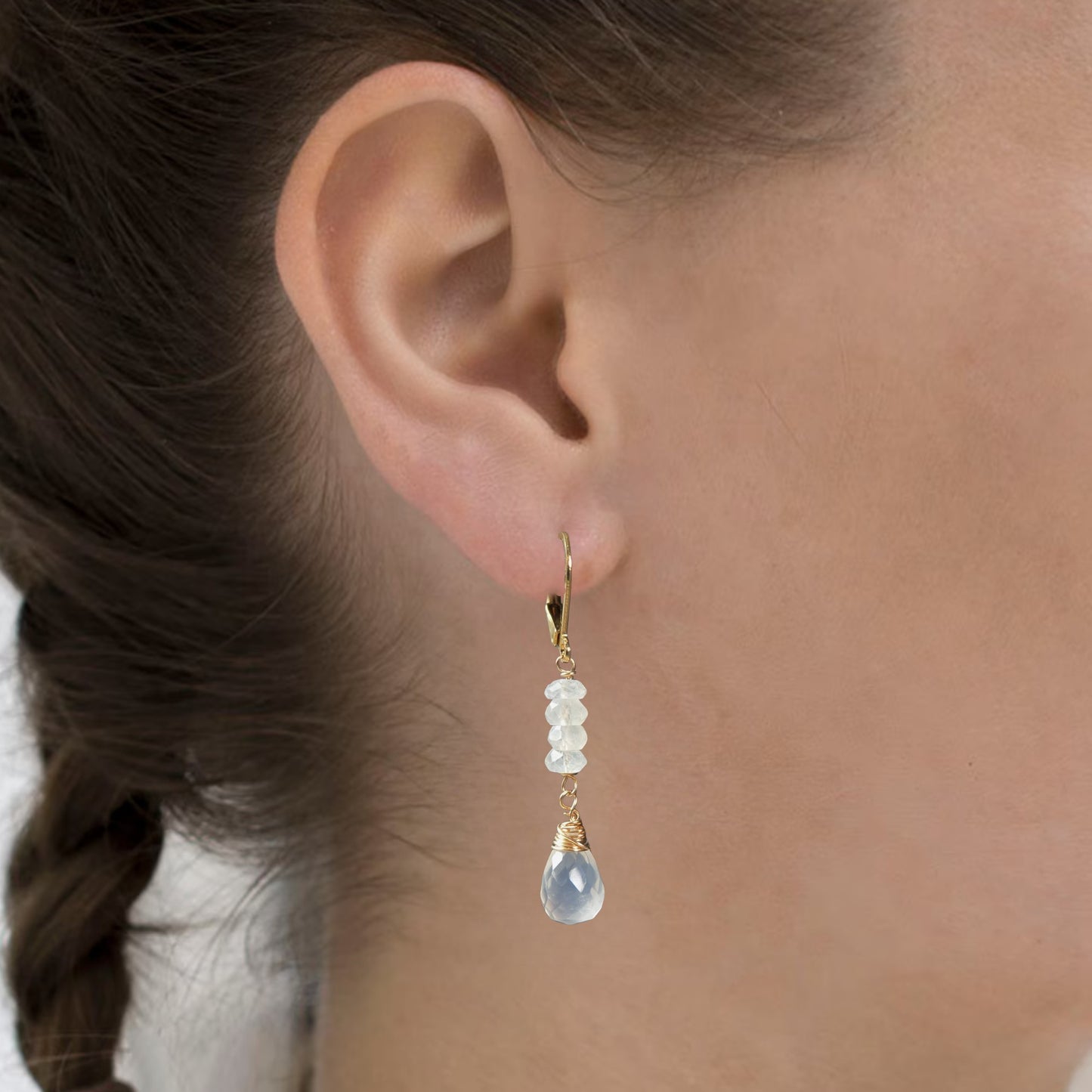 Gouden oorbellen met maansteen en chalcedoon druppels