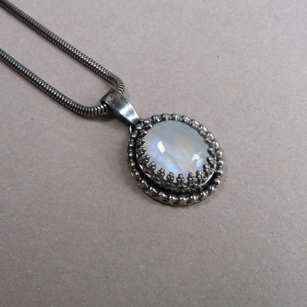 Zilveren ketting met Maansteen hanger